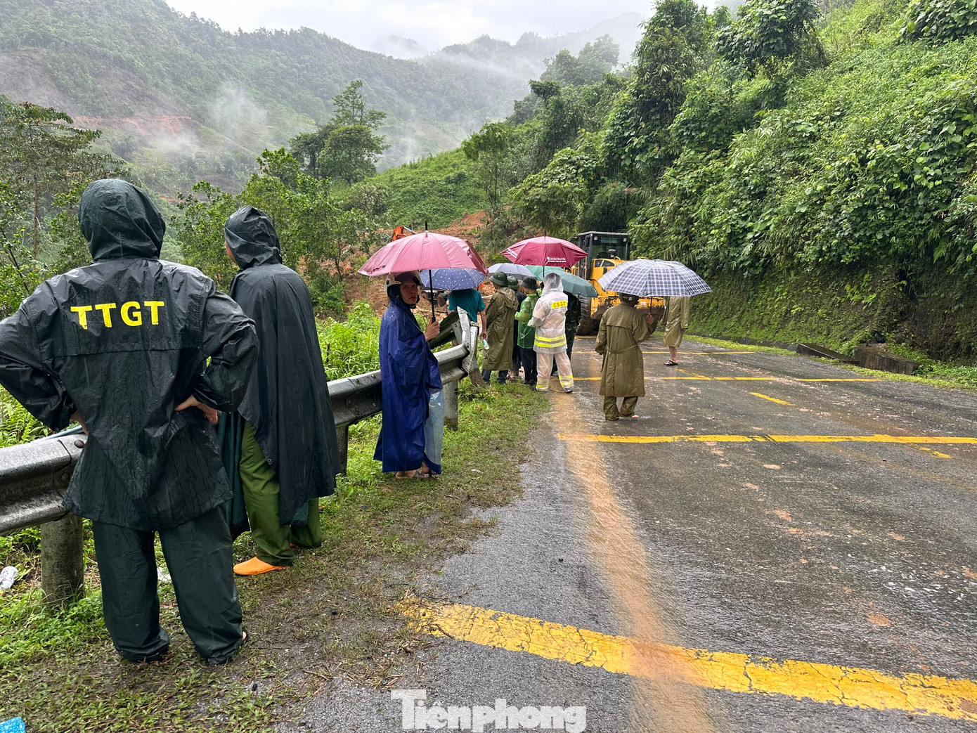Một số nạn nhân bị thương nhanh chóng được đưa tới bệnh viện cấp cứu.