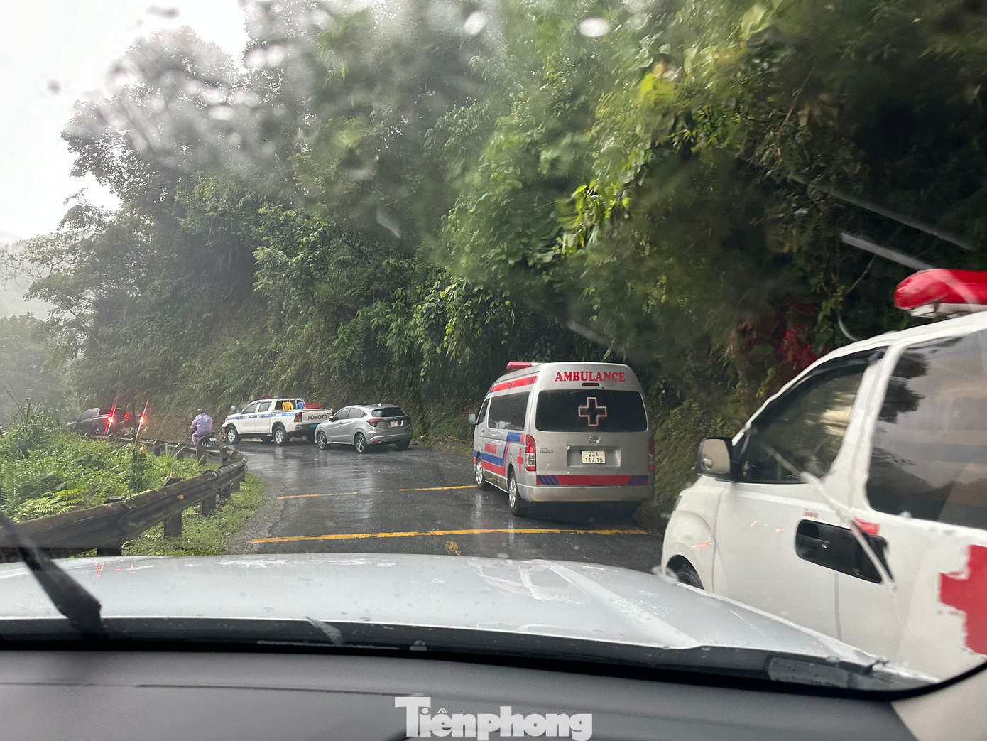 Nhiều xe cứu thương có mặt tại nơi xảy ra vụ sạt lở.