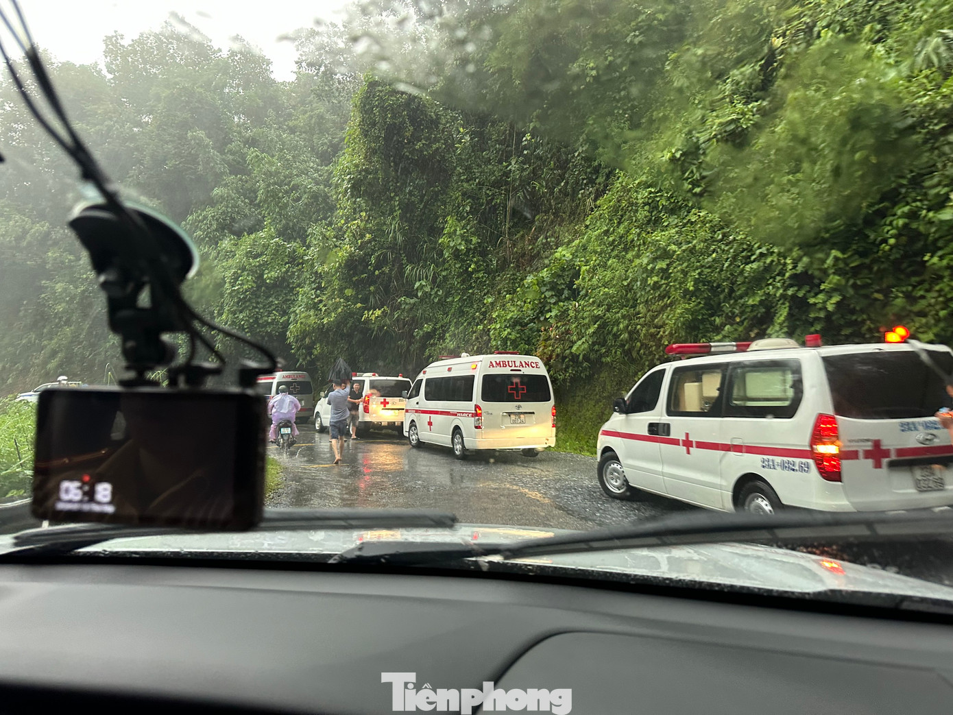 Hiện các lực lượng chức năng vẫn đang tiếp tục tìm kiếm, cứu hộ.