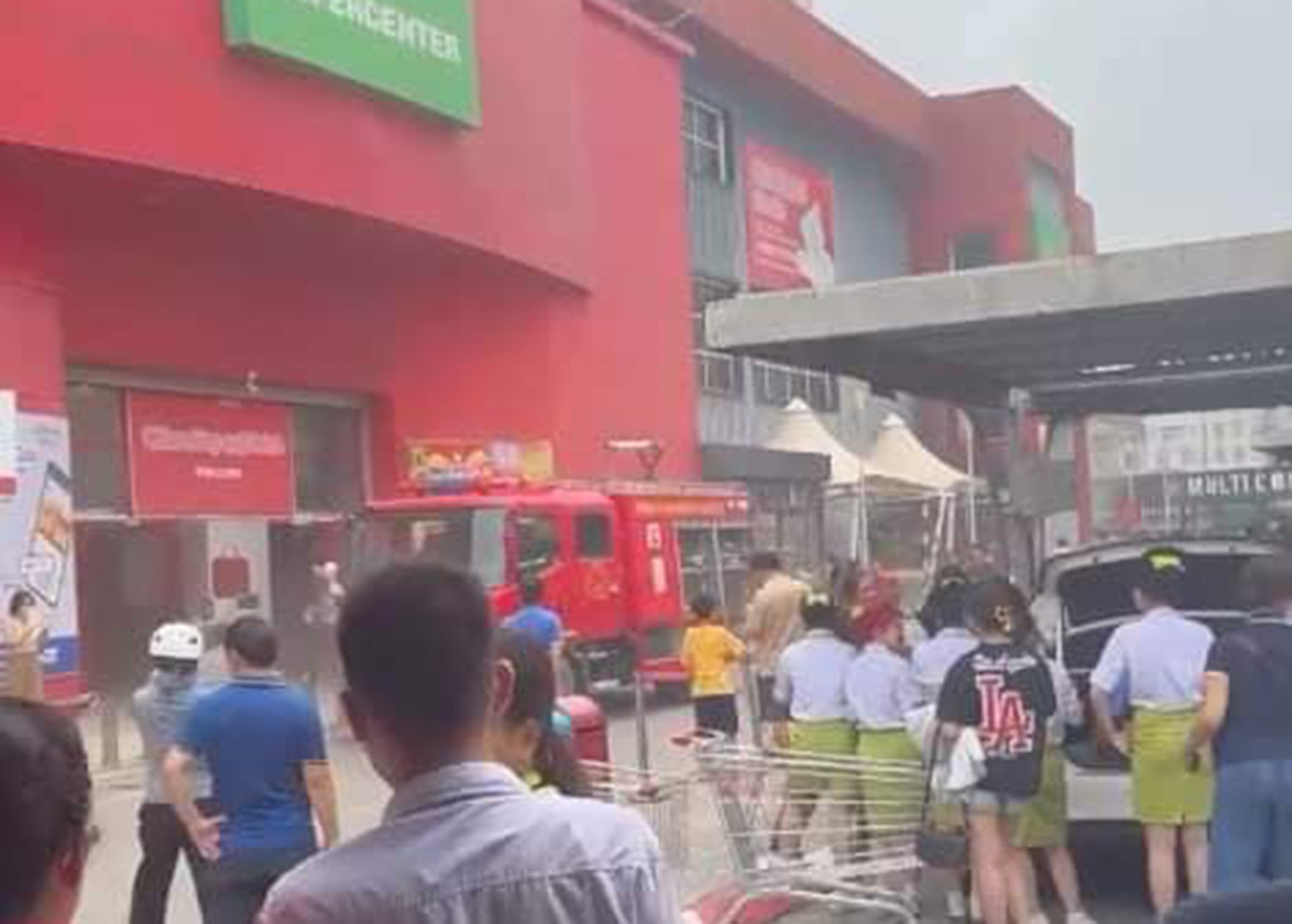 Nhiều người thoát ra phía ngoài khi xảy ra hỏa hoạn. Ảnh Nguyễn Tuấn