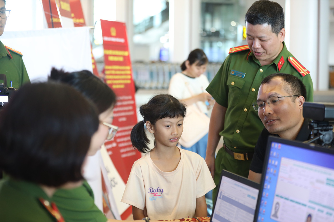 Công an TP Hà Nội tiến hành cấp thẻ căn cước cho gia đình công dân Tạ Hoàng Dung (SN 1984, trú tại phường Xuân Tảo, Bắc Từ Liêm) từ Đài Loan trở về. Công an TP Hà Nội tiến hành cấp thẻ căn cước cho gia đình công dân Tạ Hoàng Dung (SN 1984, trú tại phường Xuân Tảo, Bắc Từ Liêm) từ Đài Loan trở về.