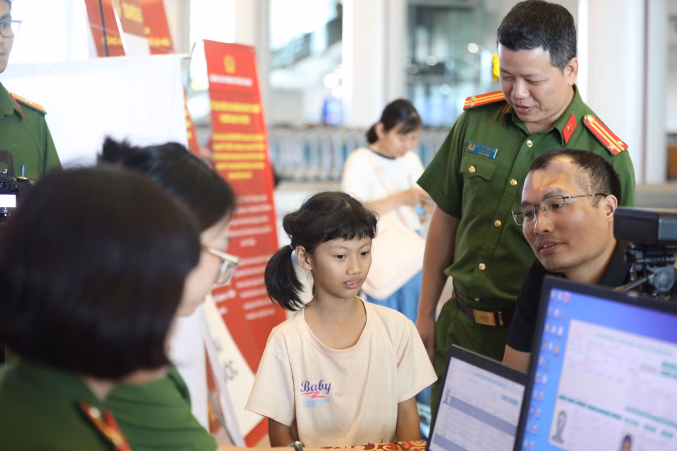 Công an TP Hà Nội tiến hành cấp thẻ căn cước cho gia đình công dân Tạ Hoàng Dung (SN 1984, trú tại phường Xuân Tảo, Bắc Từ Liêm) từ Đài Loan trở về.