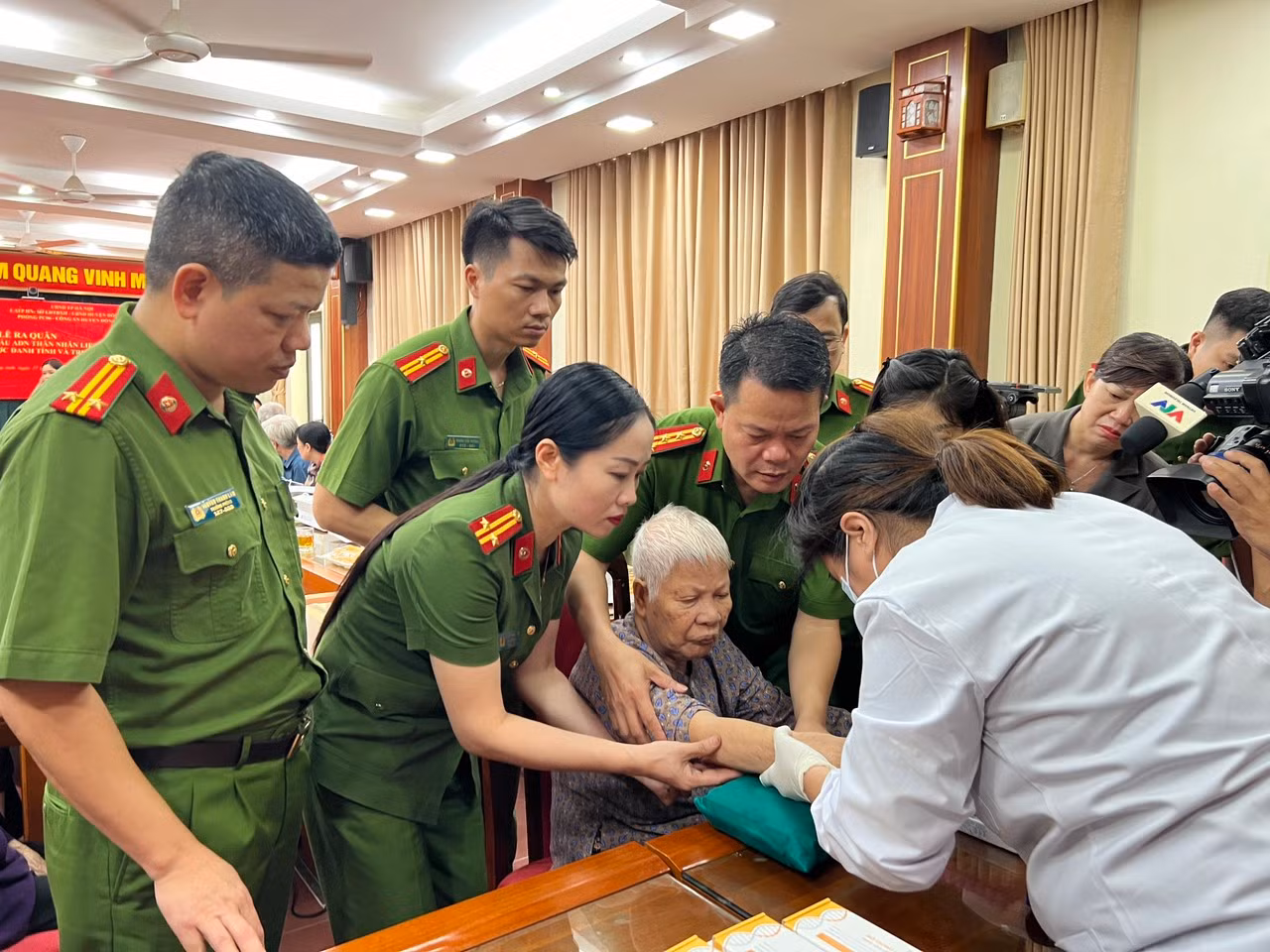 Đại tá Vũ Văn Tấn - Phó Cục Trưởng Cục Cảnh sát quản lý hành chính về trật tự xã hội, Bộ Công an dự buổi lễ.