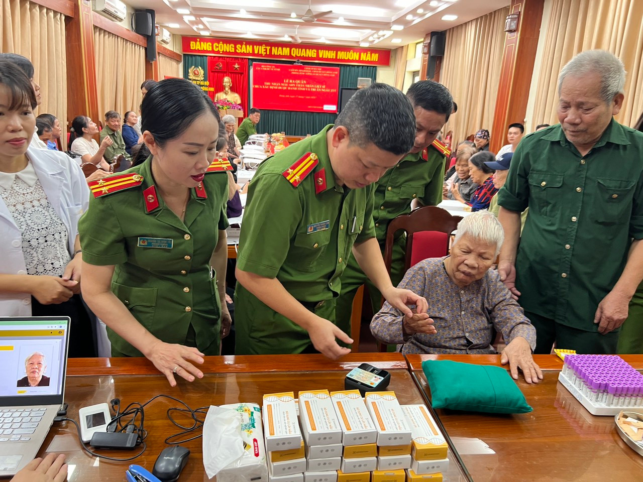 Cán bộ, chiến sĩ lấy vân tay mẹ Việt Nam anh hùng Nguyễn Thị Lộc (90 tuổi).