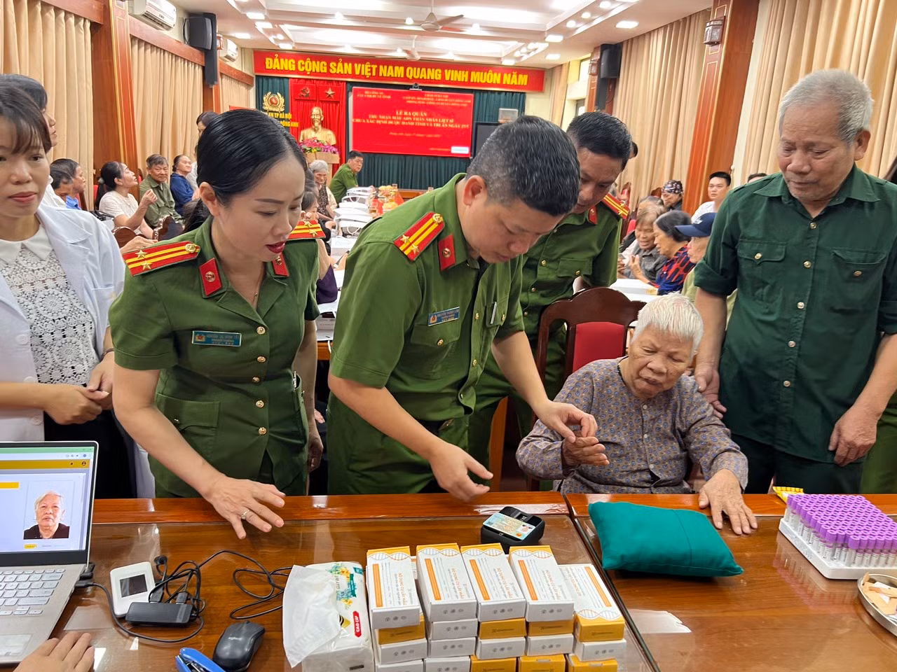 Cán bộ, chiến sĩ lấy vân tay mẹ Việt Nam anh hùng Nguyễn Thị Lộc (90 tuổi).