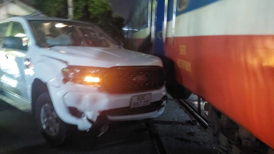 Xe bán tải bị hư hỏng sau vụ tai nạn.