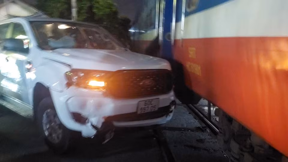 Xe bán tải bị hư hỏng sau vụ tai nạn.