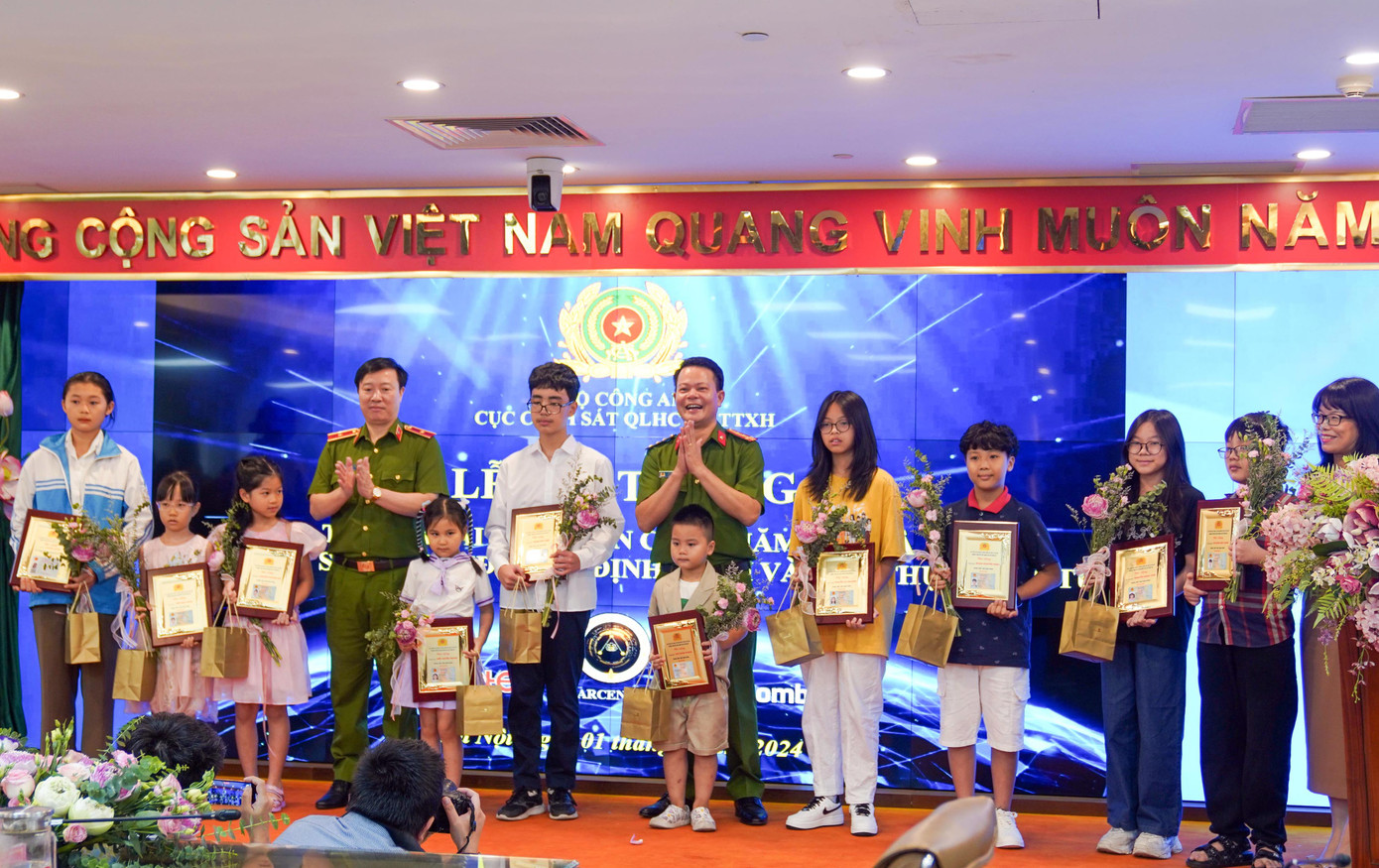 10 công dân đầu tiên được nhận thẻ căn cước và chứng nhận căn cước. 10 công dân đầu tiên được nhận thẻ căn cước và chứng nhận căn cước.