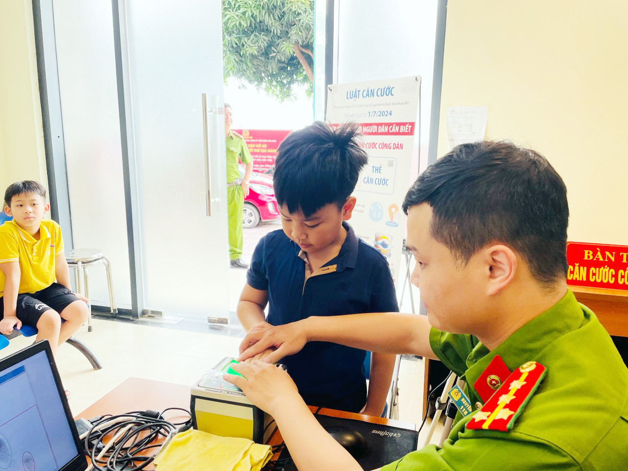 Cán bộ, chiến sĩ công an lấy dấu vân tay. Cán bộ, chiến sĩ công an lấy dấu vân tay.