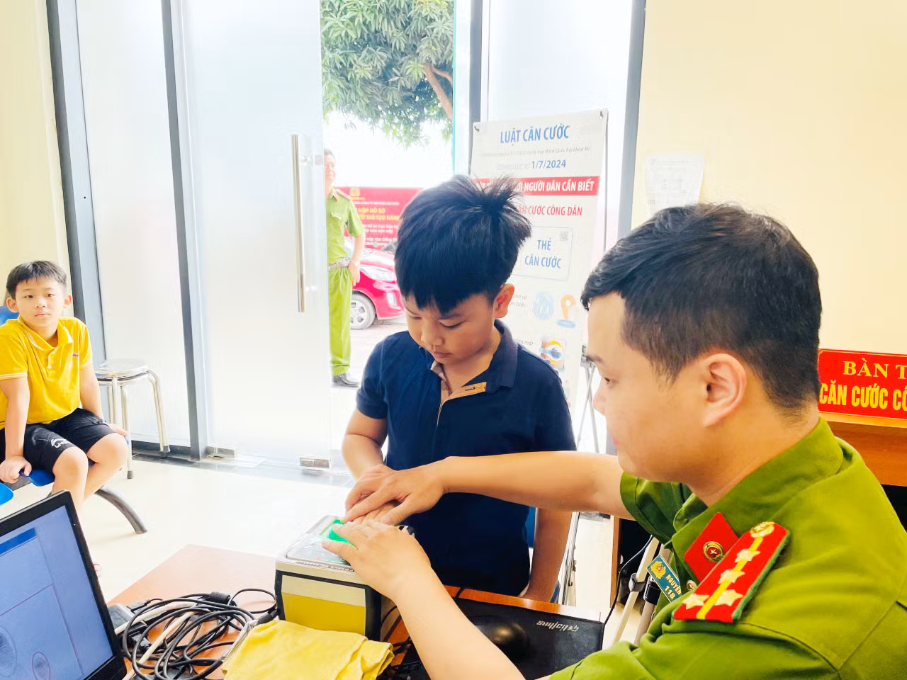 Cán bộ, chiến sĩ công an lấy dấu vân tay.