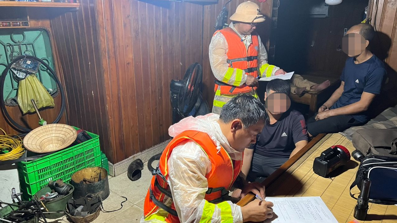 Cảnh sát làm việc với những người trên tàu. Cảnh sát làm việc với những người trên tàu.