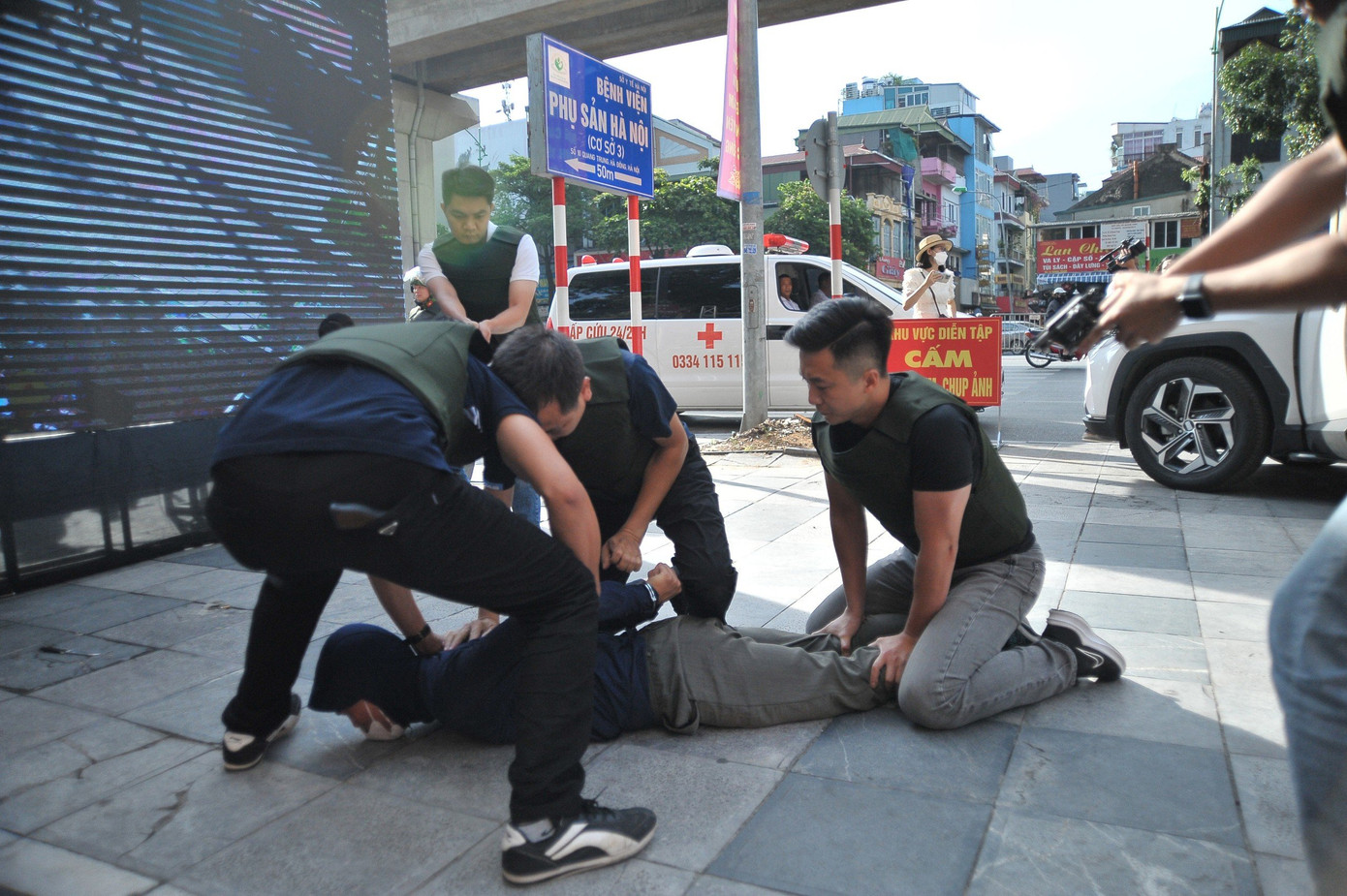 Sau khoảng 30 phút, lực lượng chức năng đã giải cứu an toàn con tin và bắt giữ các đối tượng phạm pháp.