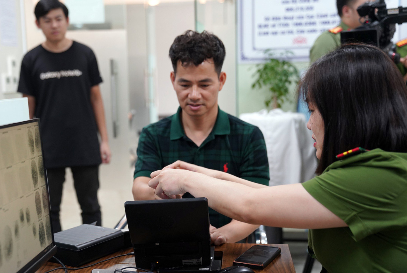 NSND Xuân Bắc làm thủ tục cấp thẻ căn cước. NSND Xuân Bắc làm thủ tục cấp thẻ căn cước.