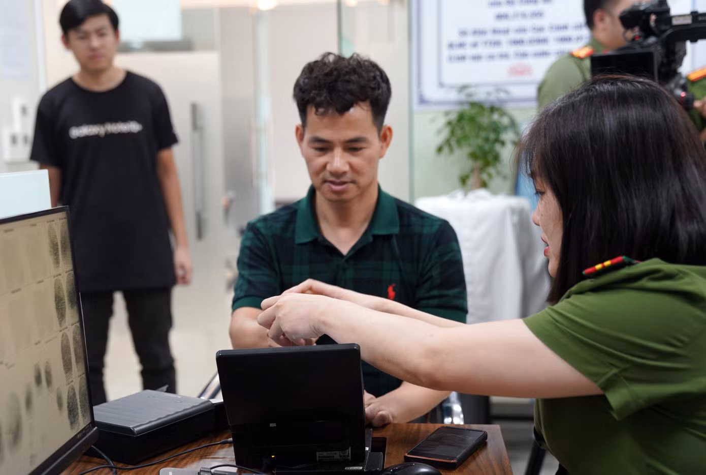 NSND Xuân Bắc làm thủ tục cấp thẻ căn cước.