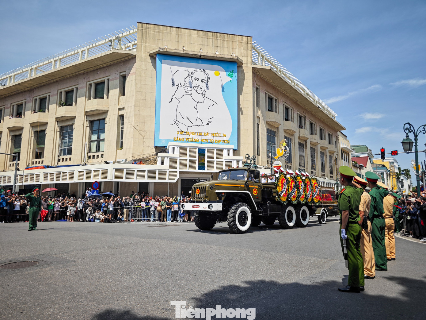 Các lực lượng Công an TP Hà Nội đảm bảo an ninh, an toàn trên các tuyến đường.