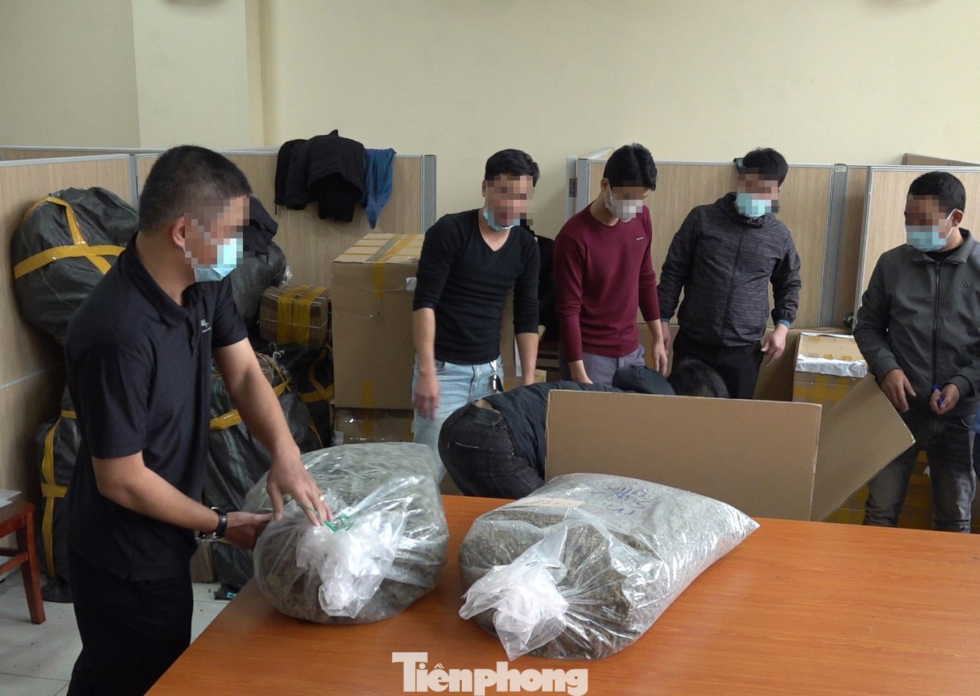 Lực lượng chức năng kiểm tra tang vật thu giữ. Lực lượng chức năng kiểm tra tang vật thu giữ.