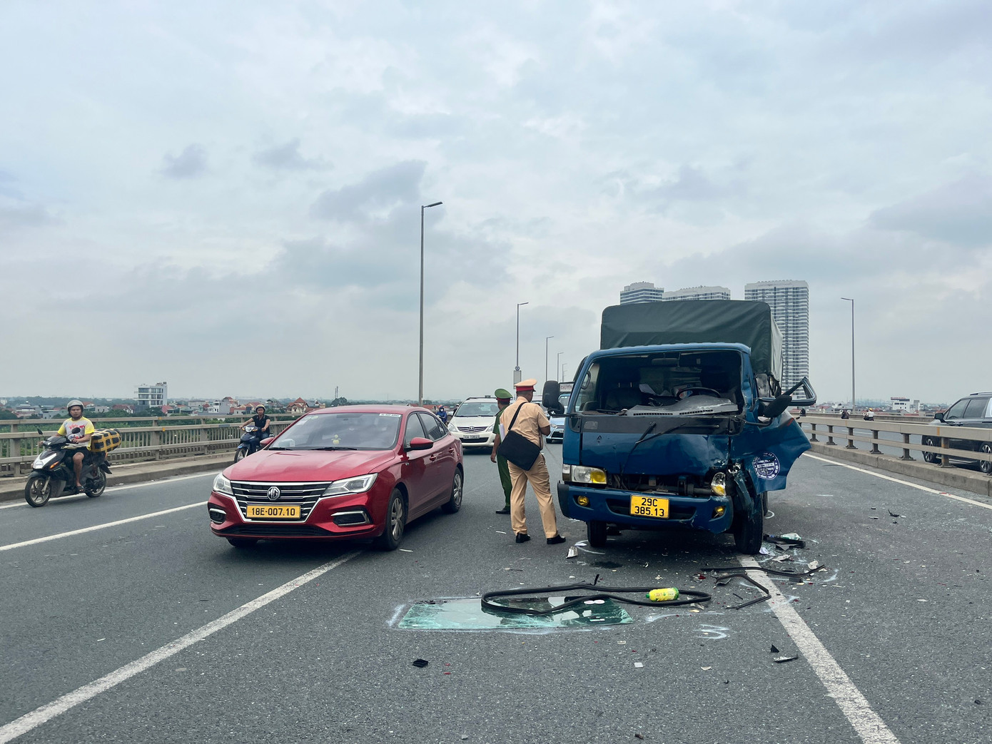 Ô tô tải hư hỏng nặng phần đầu sau vụ tai nạn. Ô tô tải hư hỏng nặng phần đầu sau vụ tai nạn.