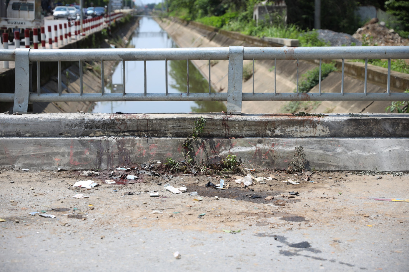 Thành cầu hư hỏng nặng sau vụ tai nạn. Ảnh: Thanh Hà