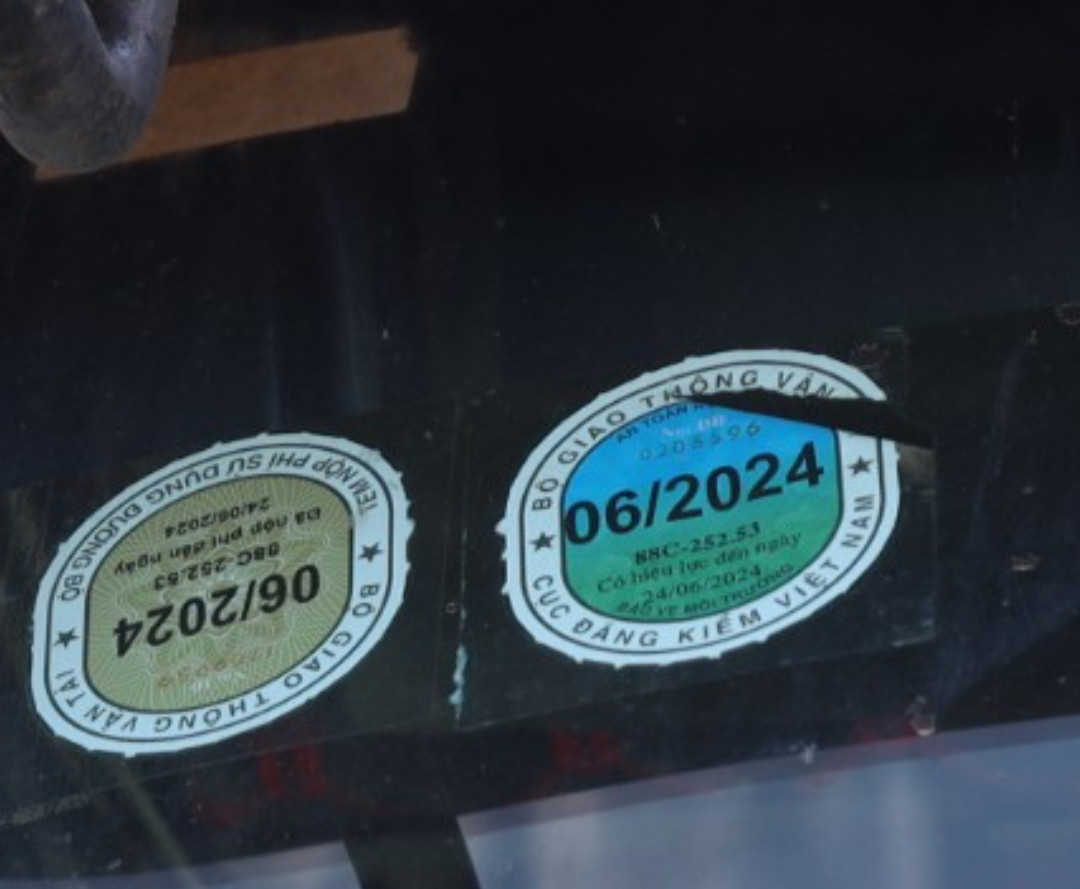 Tem đăng kiểm dán trên xe "hổ vồ" 88C-288.49. Tem đăng kiểm dán trên xe "hổ vồ" 88C-288.49.