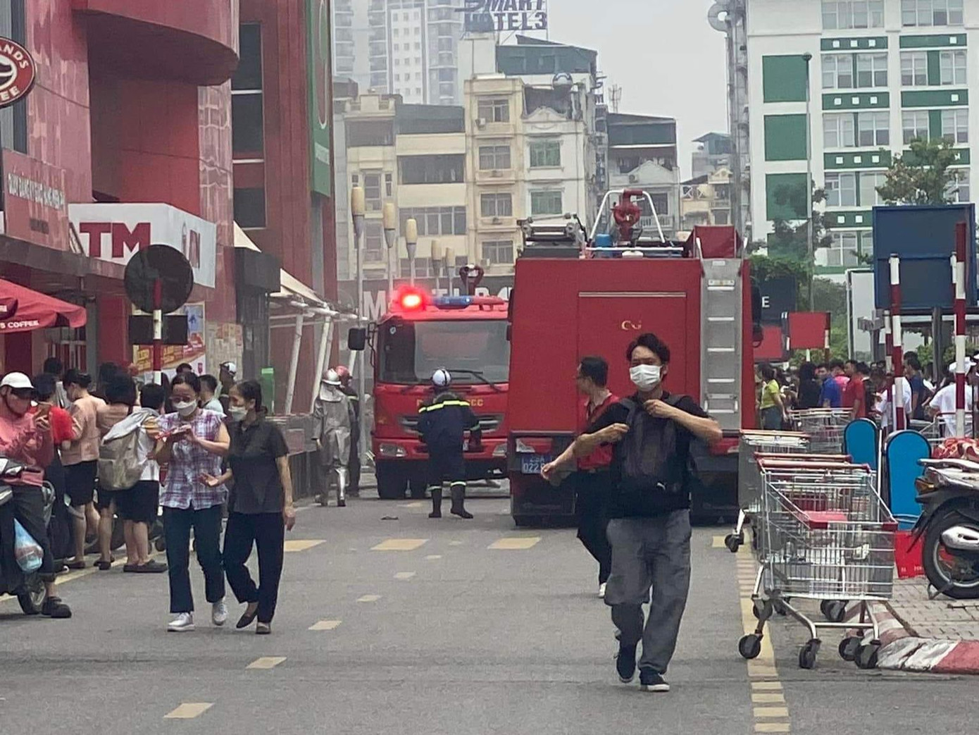 Xe chữa cháy có mặt tại nơi xảy ra vụ việc. Ảnh: Nguyễn Tuấn