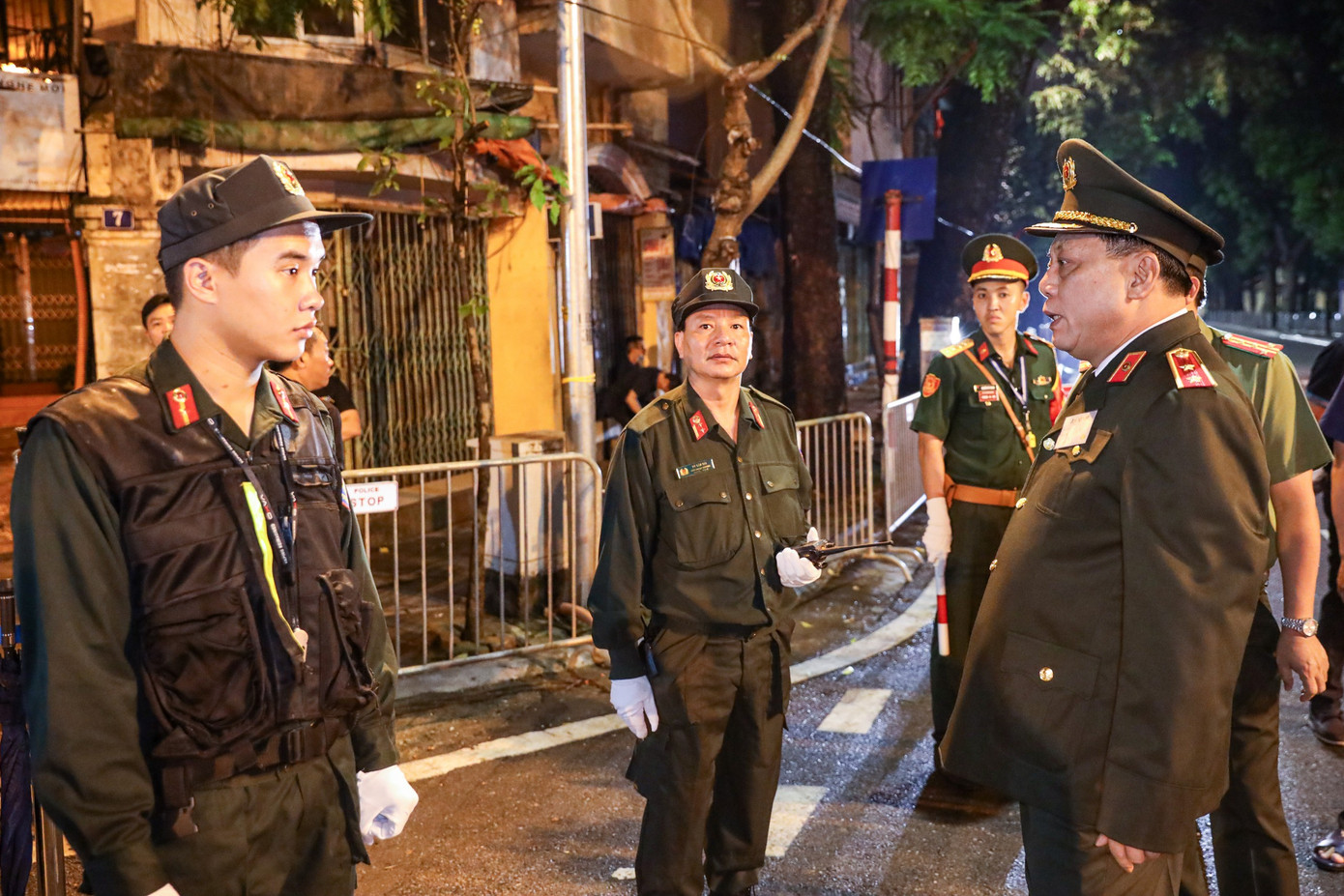 Giám đốc Công an thành phố cùng chỉ huy các đơn vị nghiệp vụ kiểm tra công tác bảo vệ lễ tang tại khu vực Nhà tang lễ số 5 Trần Thánh Tông, Hà Nội