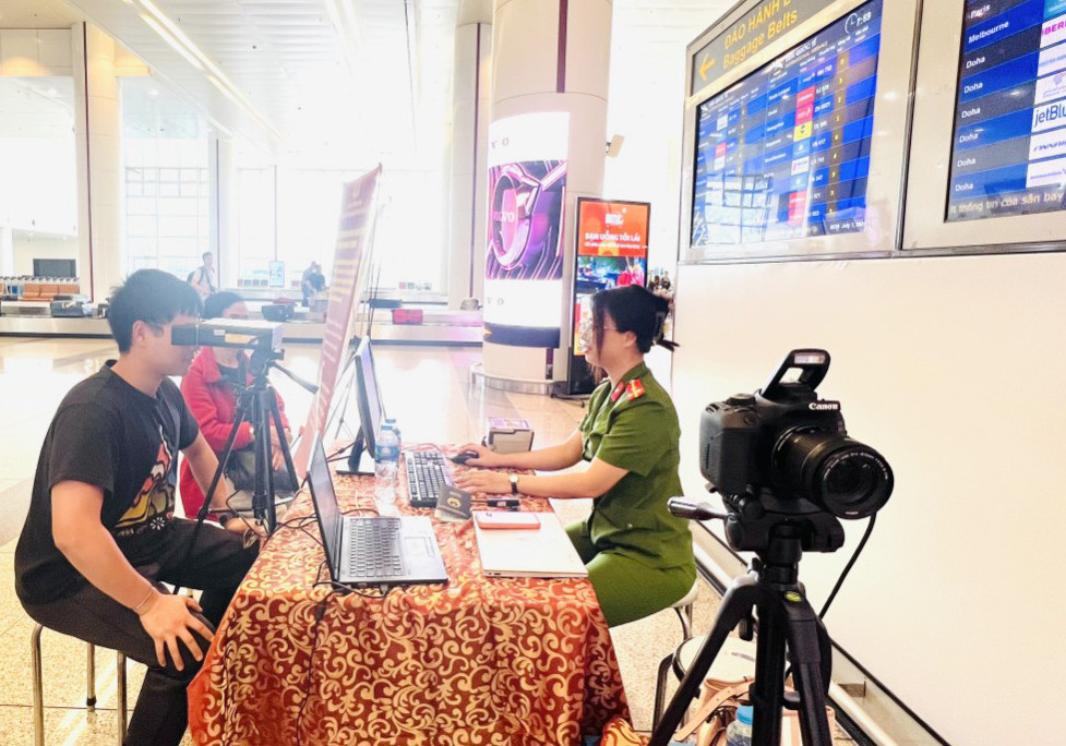 Kể từ ngày 1/7, khi người dân đi làm thẻ căn cước, Công an sẽ lấy dữ liệu sinh trắc học mống mắt, vân tay và ảnh khuôn mặt (từ đủ 6 tuổi trở lên). Kể từ ngày 1/7, khi người dân đi làm thẻ căn cước, Công an sẽ lấy dữ liệu sinh trắc học mống mắt, vân tay và ảnh khuôn mặt (từ đủ 6 tuổi trở lên).