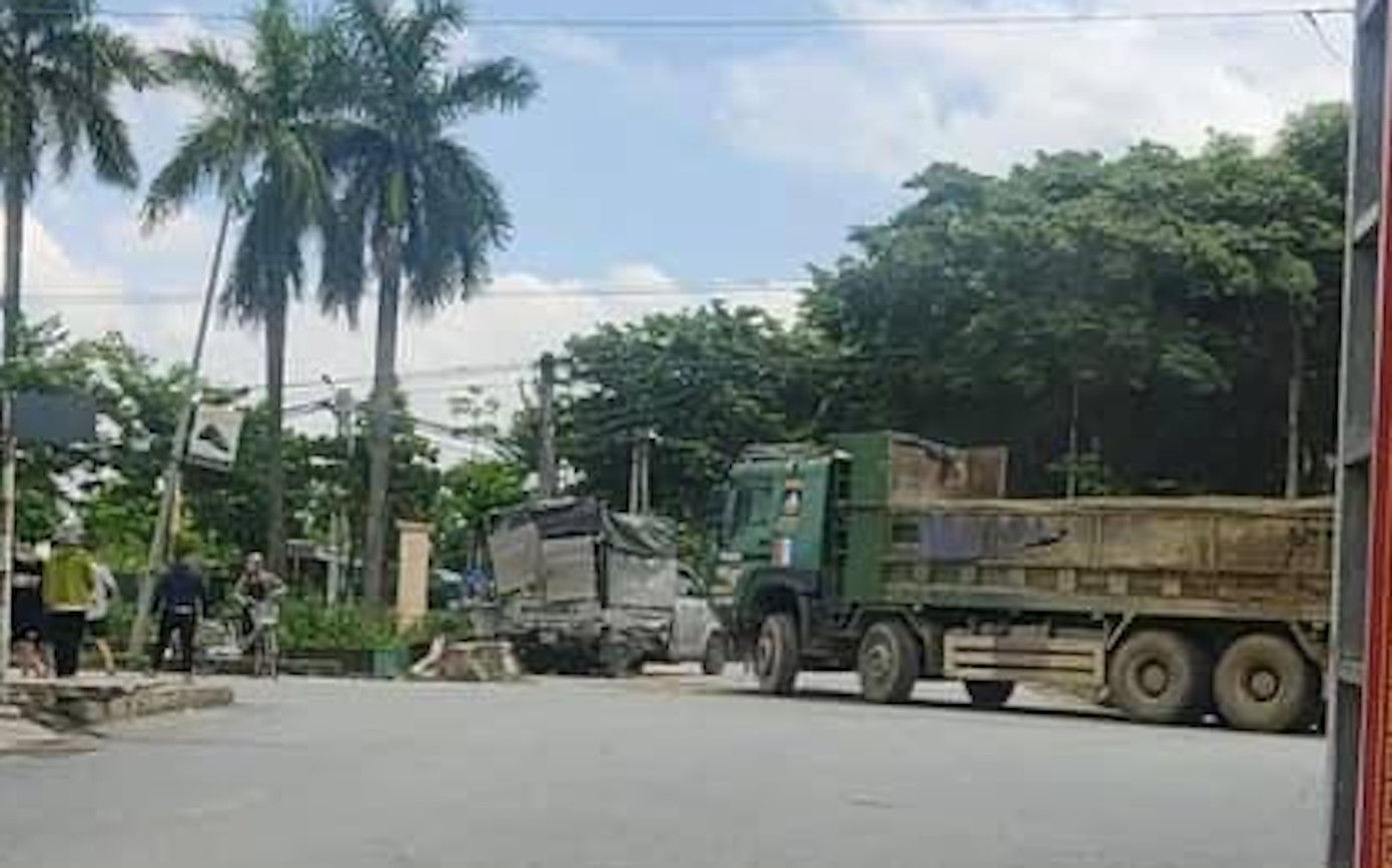 Khoảng 11h ngày 16/7, một vụ tai nạn liên hoàn xảy ra tại ngã tư giao cắt đường DH05 và đường Ba Chàng (Dương Liễu, Hoài Đức, Hà Nội). Ảnh MXH