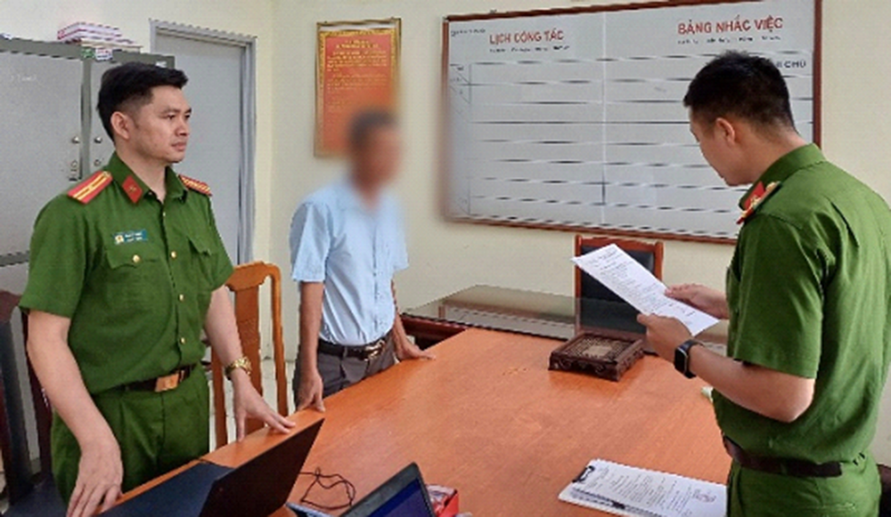 Cơ quan công an công bố quyết định khởi tố. Cơ quan công an công bố quyết định khởi tố.