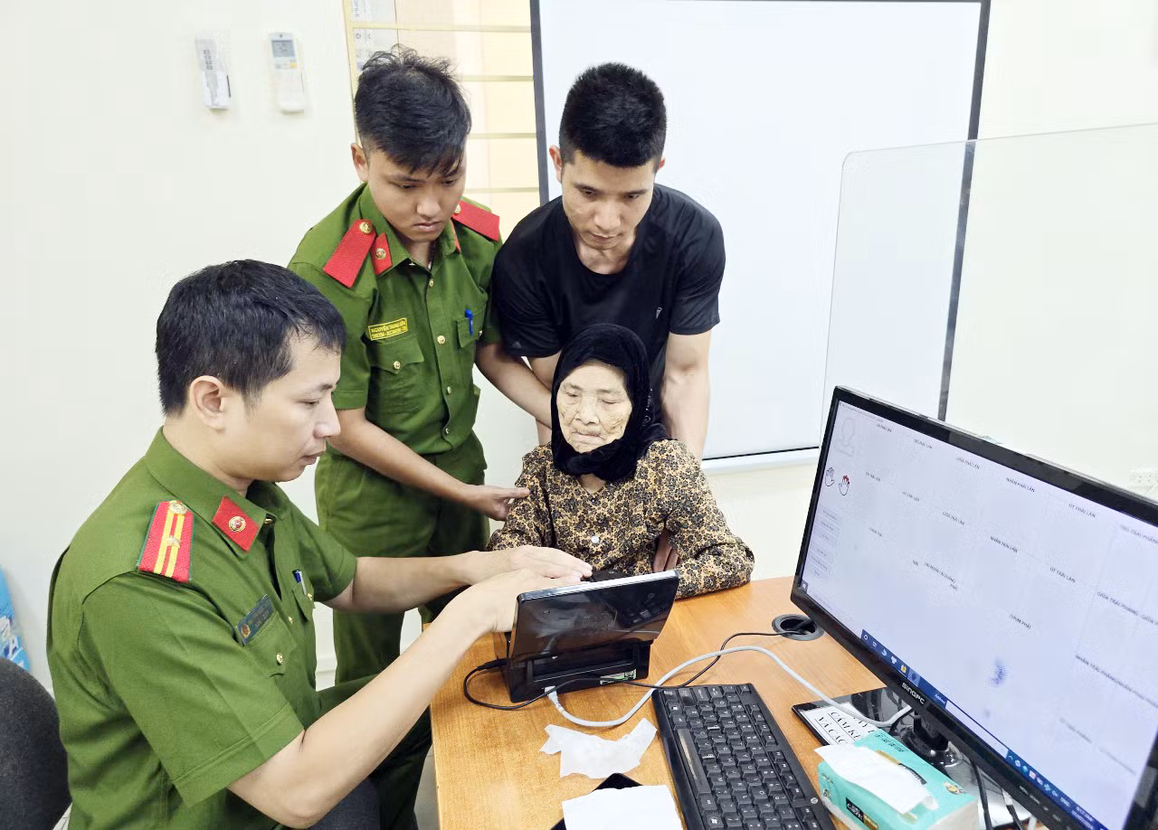 Người già được gia đình đưa đi làm thẻ căn cước trong sáng 1/7.