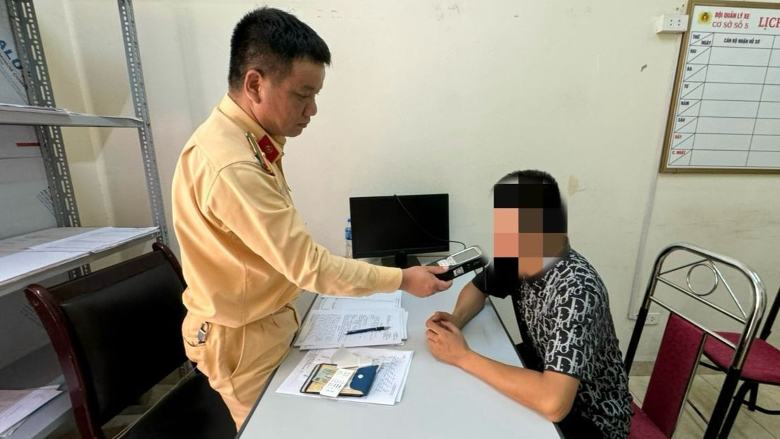 Lực lượng chức năng kiểm tra nồng độ cồn tài xế. Lực lượng chức năng kiểm tra nồng độ cồn tài xế.