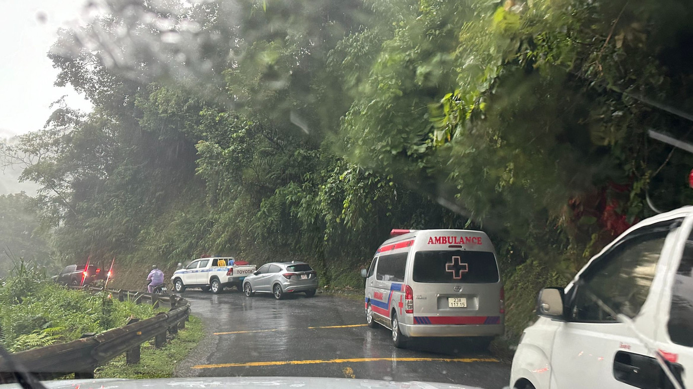 Xe cứu thương túc trực tại hiện trường vụ sạt lở. Xe cứu thương túc trực tại hiện trường vụ sạt lở.