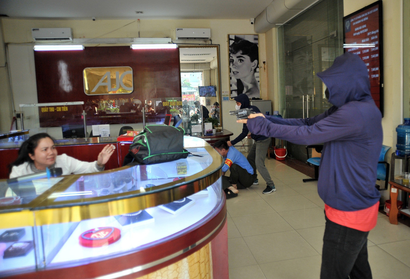 Tình huống giả định đặt ra, một nhóm cướp có vũ khí xông vào tiệm vàng khống chế con tin nhằm cướp tài sản.