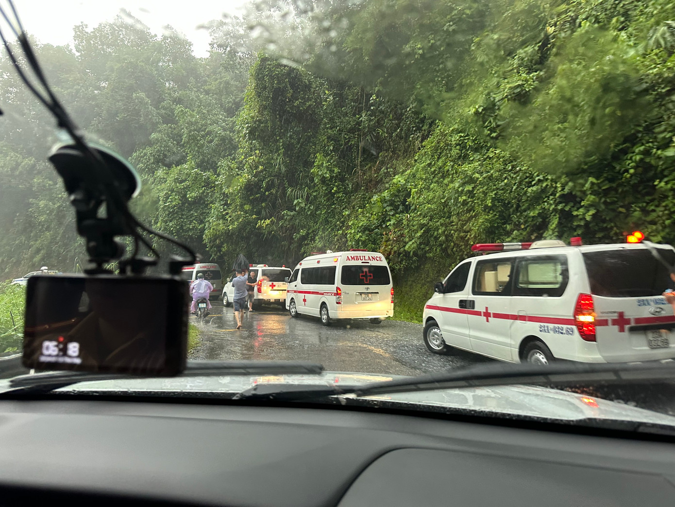 Nhiều xe cứu thương có mặt tại hiện trường. Nhiều xe cứu thương có mặt tại hiện trường.