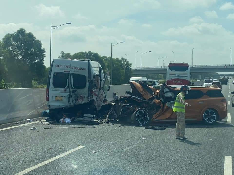 Vụ tai nạn trên cao tốc Hà Nội - Hải Phòng làm 2 người tử vong, nhiều người bị thương. Vụ tai nạn trên cao tốc Hà Nội - Hải Phòng làm 2 người tử vong, nhiều người bị thương.