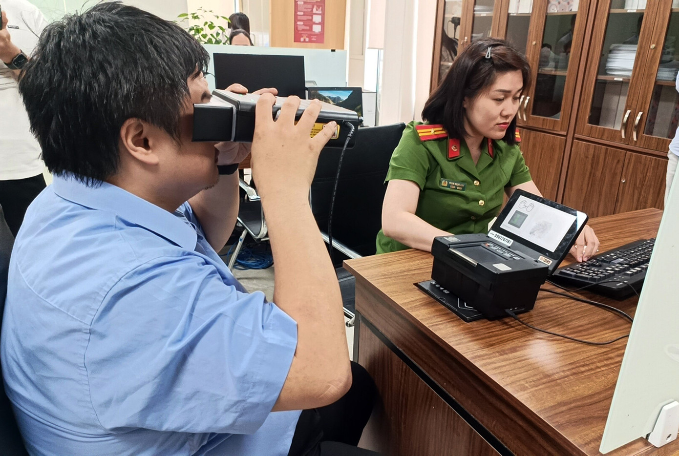Người dân lấy sinh trắc học mống mắt trong khi làm thẻ căn cước. Người dân lấy sinh trắc học mống mắt trong khi làm thẻ căn cước.