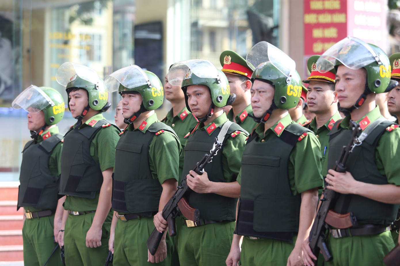 Sáng 11/7, được sự chỉ đạo của Ban Giám đốc Công an TP Hà Nội, Quận ủy - UBND, CAQ Hà Đông đã tổ chức diễn tập thực binh xử lý tình huống đối tượng sử dụng vũ khí, vật liệu nổ, hung khí nguy hiểm thực hiện hành vi cướp tài sản tại cơ sở kinh doanh vàng, bạc, đá quý năm 2024.