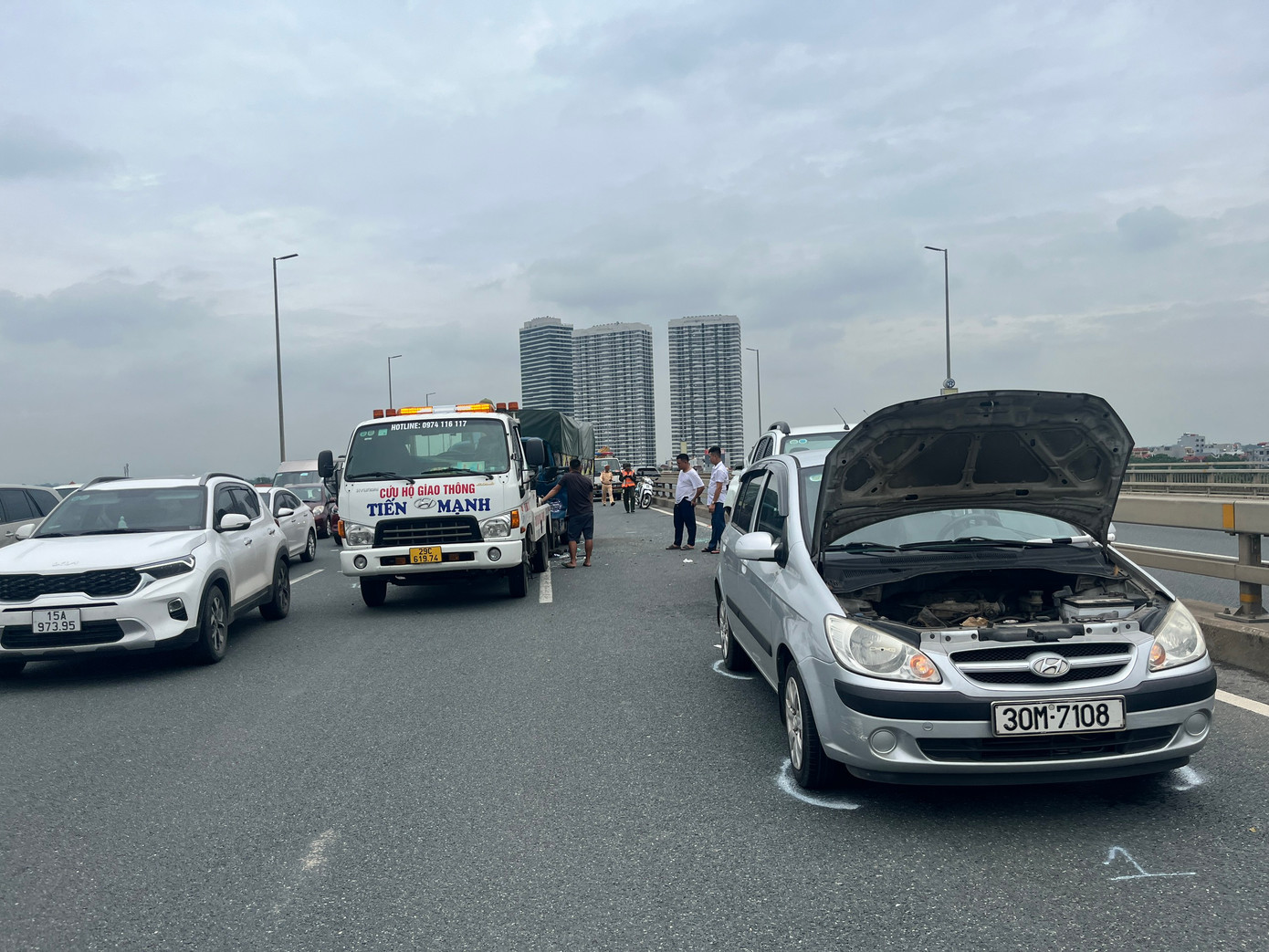 Xe ô tô con nằm sát mép dải phân cách. Xe ô tô con nằm sát mép dải phân cách.