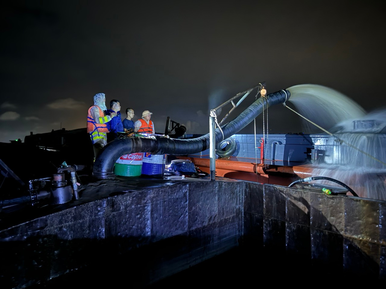 Tàu hút cát trái phép bị bắt giữ. Tàu hút cát trái phép bị bắt giữ.