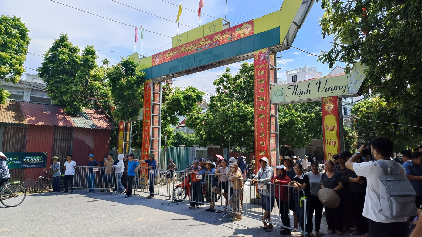 Nhiều người dân hiếu kỳ theo dõi vụ việc. Hiện nguyên nhân vụ tai nạn đang được làm rõ.