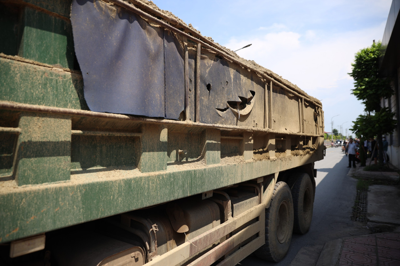 Tại hiện trường, các phương tiện hư hỏng.