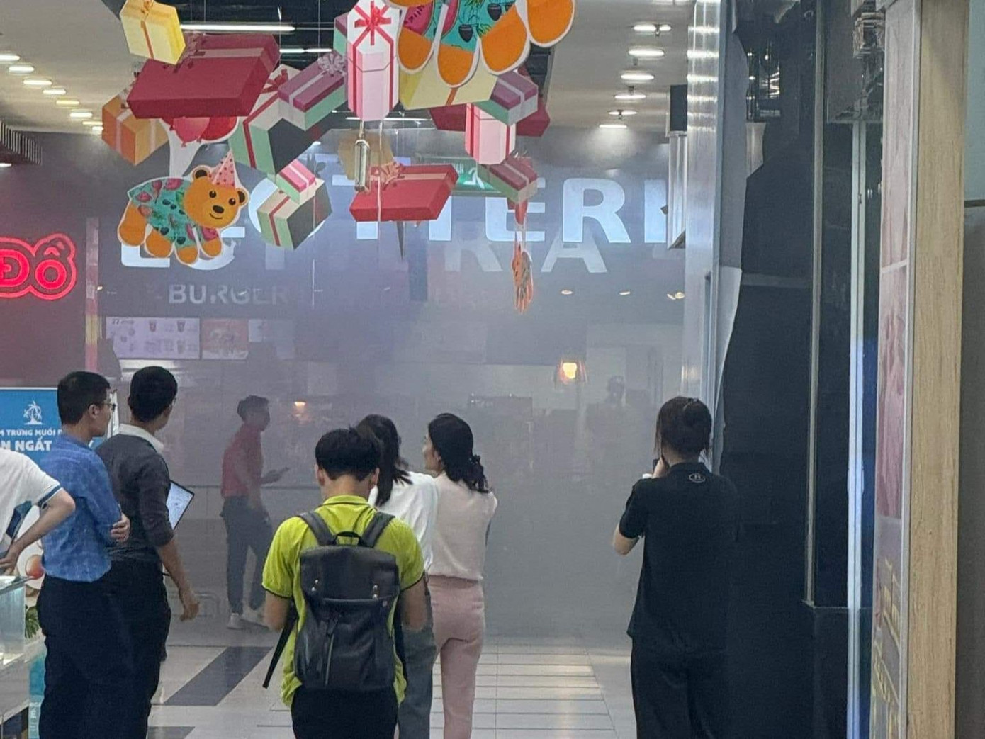 Khói bốc nghi ngút bên trong trung tâm thương mại. Ảnh: Nguyễn Tuấn