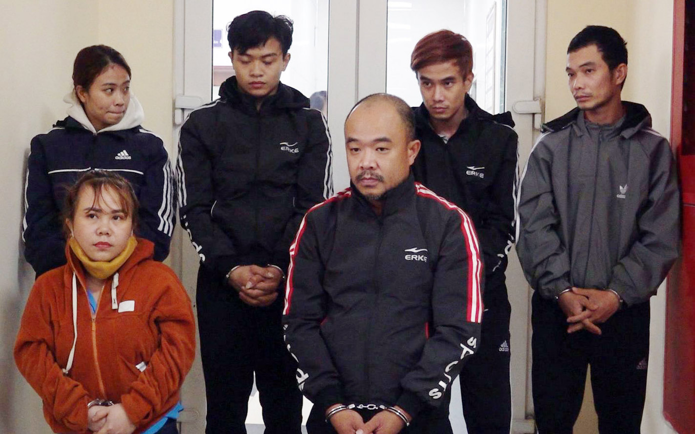 Đối tượng Hoàng (giữa) cùng các đối tượng liên quan. Đối tượng Hoàng (giữa) cùng các đối tượng liên quan.