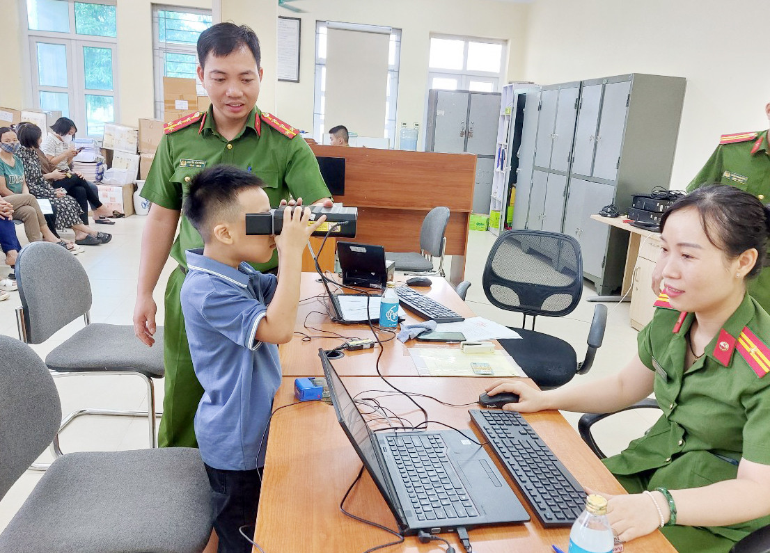 Nhiều em nhỏ được gia đình đưa đi làm thẻ căn cước trong sáng 1/7, tại Hà Nội. Nhiều em nhỏ được gia đình đưa đi làm thẻ căn cước trong sáng 1/7, tại Hà Nội.