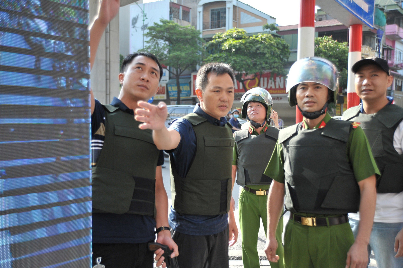 Theo Công an quận Hà Đông, trên địa bàn quận có 112 chi nhánh, phòng giao dịch của các ngân hàng, 52 cơ sở kinh doanh vàng bạc, đá quý tập trung tại các tuyến đường chính, các khu vực đông dân cư, tiềm ẩn nguy cơ phát sinh các vụ cướp, cướp giật, trộm cắp tài sản tại các cơ sở này.