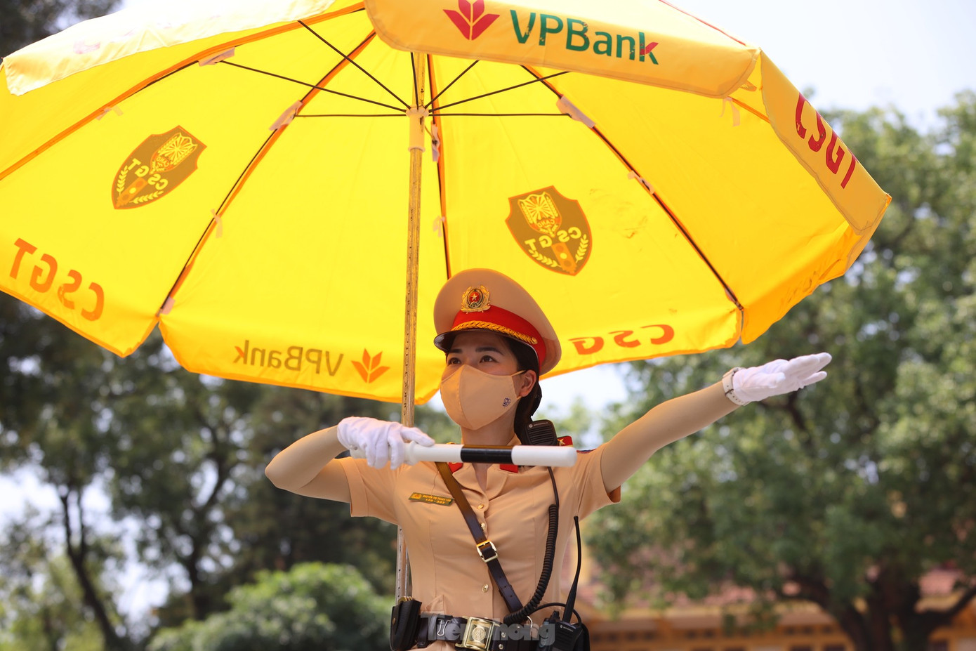 CSGT Hà Nội phân luồng giao thông.