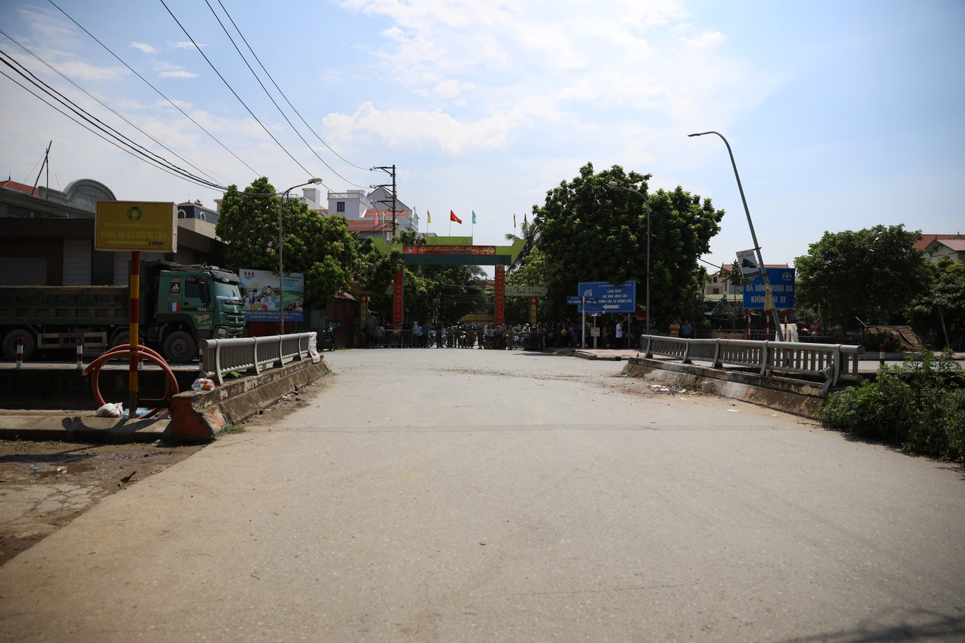 Khu vực cầu giao cắt đường DH05 và đường Ba Chàng.