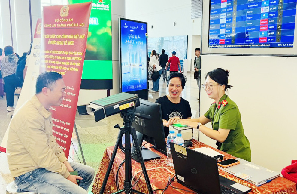 Cũng trong sáng cùng ngày, cơ quan chức năng cũng tiến hành cấp thẻ căn cước cho công dân Việt Nam trở về từ nước ngoài (Mỹ, Australia...) tại sân bay Nội Bài. Cũng trong sáng cùng ngày, cơ quan chức năng cũng tiến hành cấp thẻ căn cước cho công dân Việt Nam trở về từ nước ngoài (Mỹ, Australia...) tại sân bay Nội Bài.