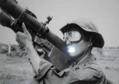 Năm 1972, Liên Xô đã viện trợ cho Việt Nam các tổ hợp tên lửa vác vai 9K32 Strela 2 (Việt Nam gọi là A-72) để tiêu diệt các mục tiêu bay thấp