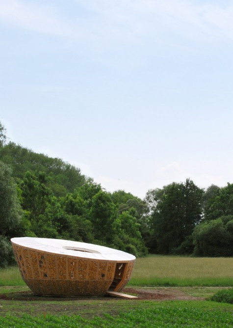 Giữa mái nhà có 