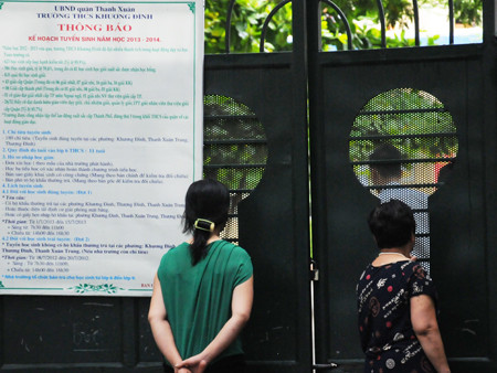 Phụ huynh ngón con vào thi tại trường THCS Khương Đình